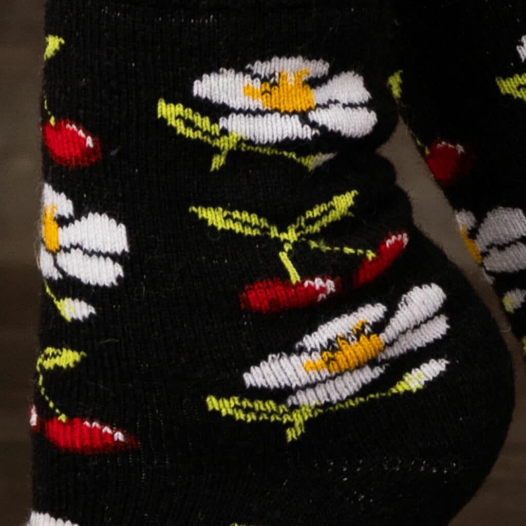 Wool socks in black with beautiful cherry and floral motif. Made of pure sheep's wool.