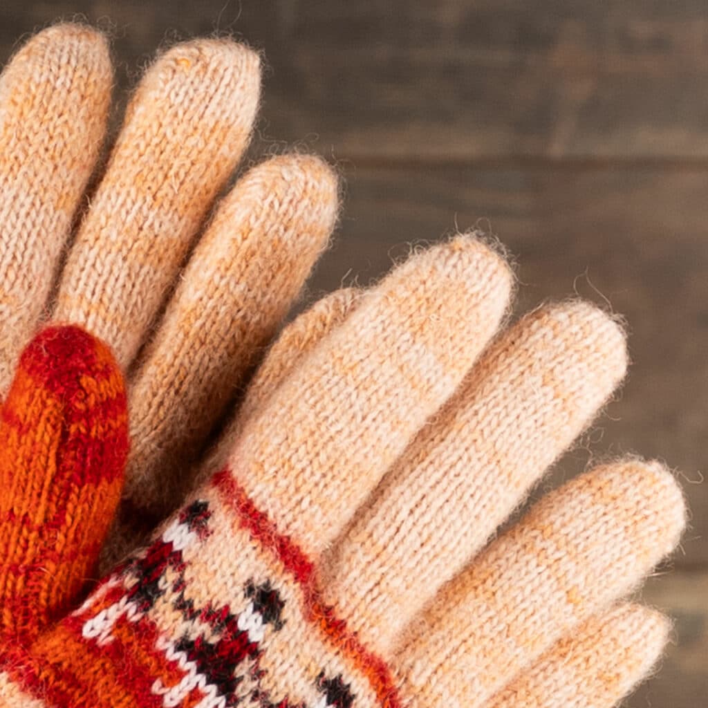 Beautiful warm wool gloves in salmon pink and orange, with pretty doll pattern. Warm gloves for lovers of color. These gloves are knitted from pure sheep's wool. If you really want to pamper your hands, then you can do so should these warm gloves. You can feel the craft and quality when you hold them in your hands! These gloves are pure nature. Sheep's wool is breathable and naturally insulating. Great gift for birthday or holidays!